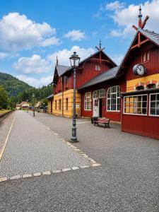 a street light in front of a red building at Hotel zum Felsenkeller Oybin in Oybin