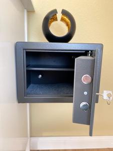 a safe in a room with a vase on the wall at HausJensen in Niebüll