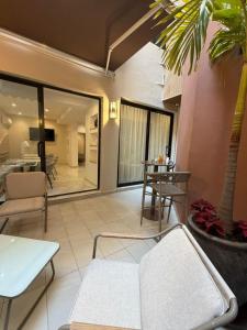 ein Wohnzimmer mit Sofa und Tisch in der Unterkunft Kadiss Hotel in Dakar