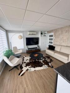 ein Wohnzimmer mit Sofa und Tisch in der Unterkunft Azura in Roberval