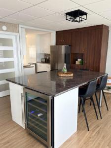 eine Küche mit einer großen Kochinsel mit Arbeitsplatte in der Unterkunft Azura in Roberval + 15 Fotos
