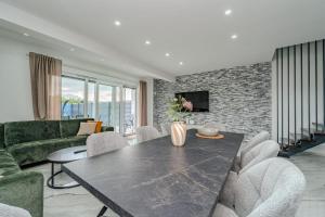 a living room with a table and a couch at Villa Lukas in Nin
