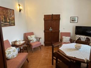 a living room with a table and chairs at Casa Grande do Monte in Mértola