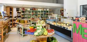 a grocery store filled with lots of fruits and vegetables at Gite du Marché d'Elsa in Kilstett