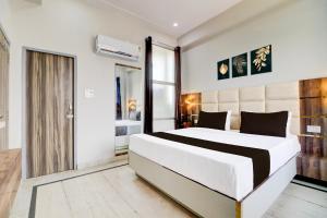a bedroom with a large bed in a room at Super Hotel O Gold Inn in Rohtak +24 photos