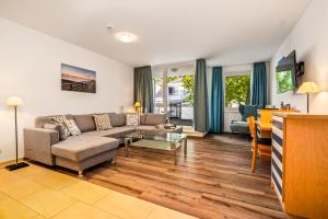 a living room with a couch and a table at Leuchtturm an der Seebrücke in Zingst