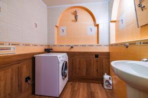 a bathroom with a washing machine and a sink at Skowyrowe Wzgórze - Pokoje z pięknym widokiem na góry in Gliczarów +80 photos