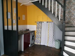 a kitchen with a sink and a washing machine at L'escapade Guingampaise in Guingamp