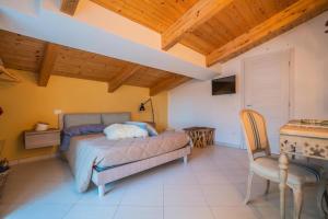 a bedroom with a bed and a table and a chair at Oltremura Rooms Agropoli in Agropoli