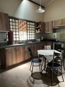 a kitchen with a table and chairs in it at Rancho Dias Mágicos in Uberlândia