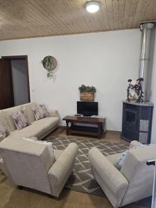 a living room with two couches and a table at Quinta Real Kiwibee in Barrô