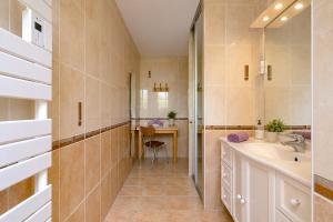 a bathroom with a sink and a desk at Villa Tromelin in Bouc-Bel-Air