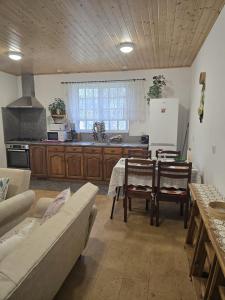 a kitchen with a couch and a table in a room at Quinta Real Kiwibee in Barrô