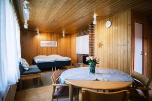 a room with a table and a room with a bed at Näsby apartment with sauna in Houtskari