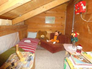 フルティゲンにあるApartment in Frutigen with Garden Terraceの熊の部屋に座る女