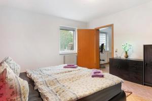 a bedroom with a bed with purple towels on it at Ferienwohnung sehr ruhig in Pößneck