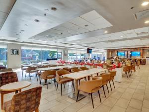 a restaurant with tables and chairs and windows at Holiday Inn - Piscataway - Somerset by IHG in Piscataway
