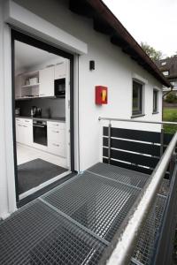 an open door of a house with a kitchen at Walters Weidelbach in Haiger