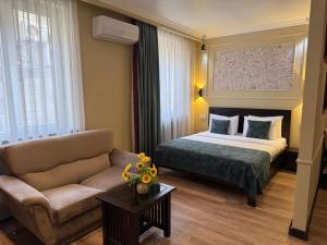 Llit o llits en una habitació de Vitrage City Hotel Baku 13 fotos més