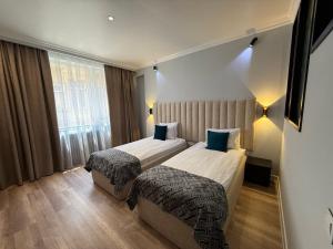 Llit o llits en una habitació de Vitrage City Hotel Baku