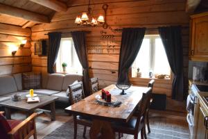 ein Wohnzimmer mit einem Tisch und einem Sofa in der Unterkunft Brimi Seter in Garmo