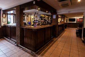 bar w pubie z drewnianym blatem w obiekcie The Arch Inn w mieście Ullapool