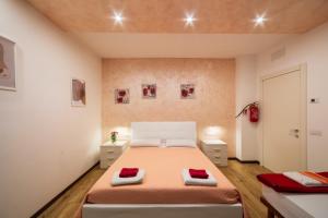 a bedroom with a bed with red towels on it at Casa Vacanze Al Cielo 2 in Sarnano