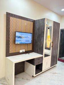 a room with a tv on a wall at Hotel Food Avenue in Jāmb