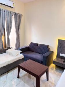 a living room with a couch and a coffee table at Hotel Food Avenue in Jāmb
