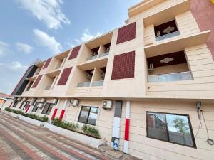 a building with solar panels on the side of it at Hotel Food Avenue in Jāmb