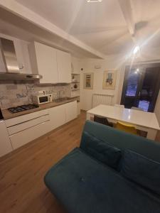 a living room with a blue couch in a kitchen at La Casa di Mimma in Badolato