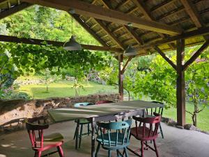 a table and chairs under a wooden roof at Kapolcsi Kuckó in Kapolcs