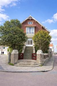 a red brick house with stairs in front of it at Villa La Rafale plage centre 300 m in Le Touquet-Paris-Plage