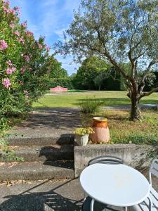 a white table and two chairs in a park at Maisonnette dans un parc du 18ème in Aix-en-Provence +6 photos