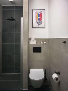 a bathroom with a toilet and a shower at Das Bauhaus-Eck in Dobritz