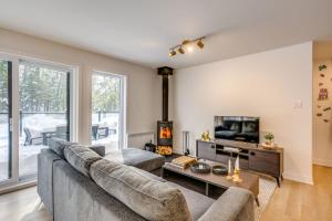 a living room with a couch and a tv at Private Pool & Spa - Chalet Bella Vista in Saint Come