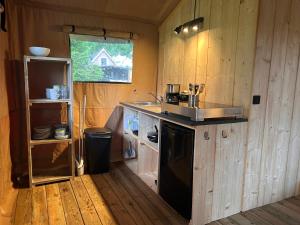 a kitchen with a sink and a counter top at Minicamping Het Zuiderscheveld in Hollandscheveld