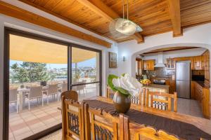 a kitchen and dining room with a table and chairs at D View 4 You in Mellieħa