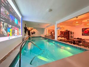 a large swimming pool in a house with atainment sqor at Imperialis Boutique Hotel in Canavieiras