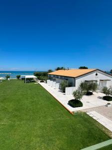 a house with a large yard next to the ocean at Agriturismo Frontemare in Giulianova