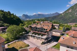 Luftaufnahme eines Hauses mit Bergen im Hintergrund in der Unterkunft Hotel Cima Tosa in San Lorenzo in Banale