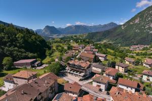 eine Luftaufnahme eines Dorfes in den Bergen in der Unterkunft Hotel Cima Tosa in San Lorenzo in Banale + 21 Fotos