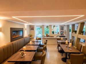 a restaurant with wooden tables and chairs at Hotel NeckarOase in Lauffen am Neckar