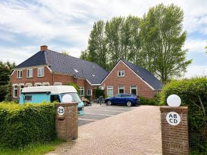 a rv parked in a driveway in front of a house at Wonenmeteenknipoog Groningerweg 23D in Peize