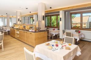 ein Restaurant mit einem Tisch voller Essen in der Unterkunft Hotel Cima Tosa in San Lorenzo in Banale