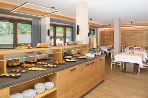 ein Buffet in einem Restaurant, bei dem Speisen ausgestellt sind in der Unterkunft Hotel Cima Tosa in San Lorenzo in Banale