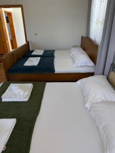 two twin beds in a room withthritisthritisthritisthritisthritisthritisthritisthritisthritis at Hill Haven Guesthouse in Domje