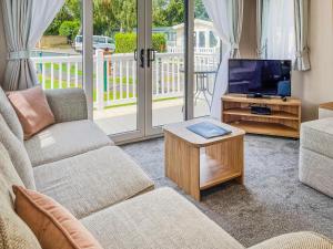 a living room with a couch and a tv at Drover's Den - Uk50090 in Durham