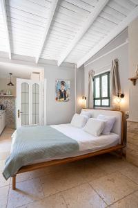 a bedroom with a large bed in a room at בצל הדקל in Bet Leẖem HaGelilit