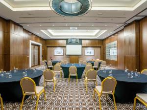 a conference room with blue tables and chairs at Rixos Marina Abu Dhabi in Abu Dhabi +187 photos